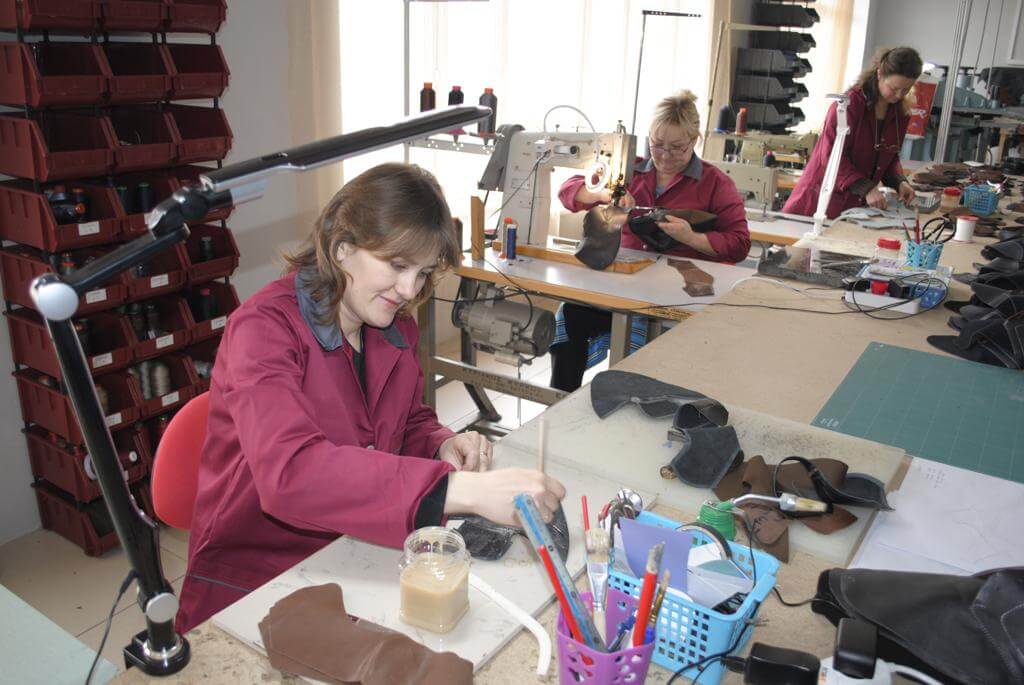 Компания по производству кожаной обуви была поддержана в Жамбылской области