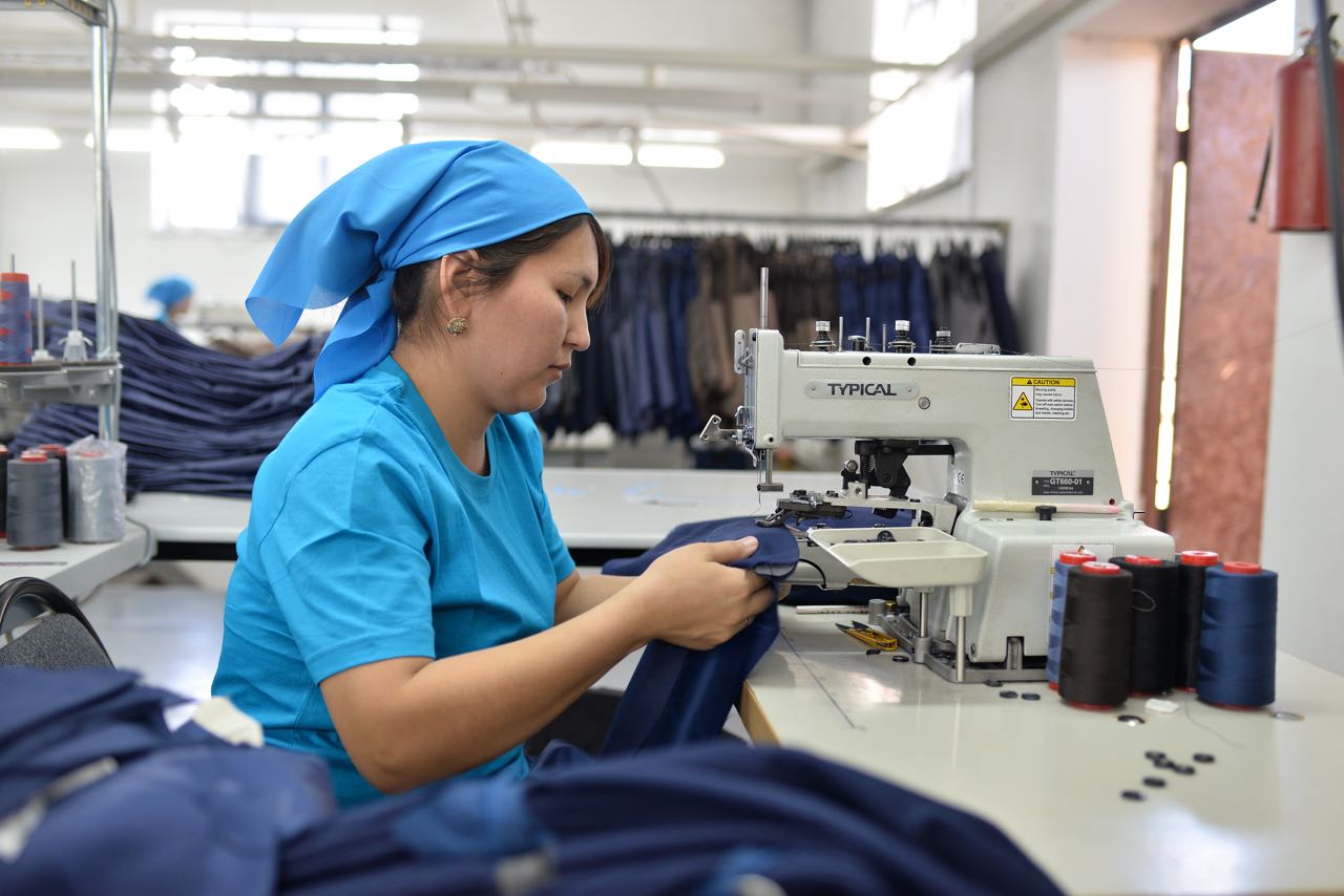 Швея кохма. Швейная фабрика. Швейное производство Кыргызстан. Промышленный Швейный цех. Работник в Швейный цех.