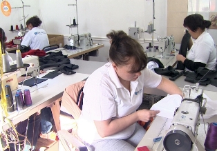 Предпринимательница из Алматинской области запустила производство детской одежды со встроенным GPS-навигатором