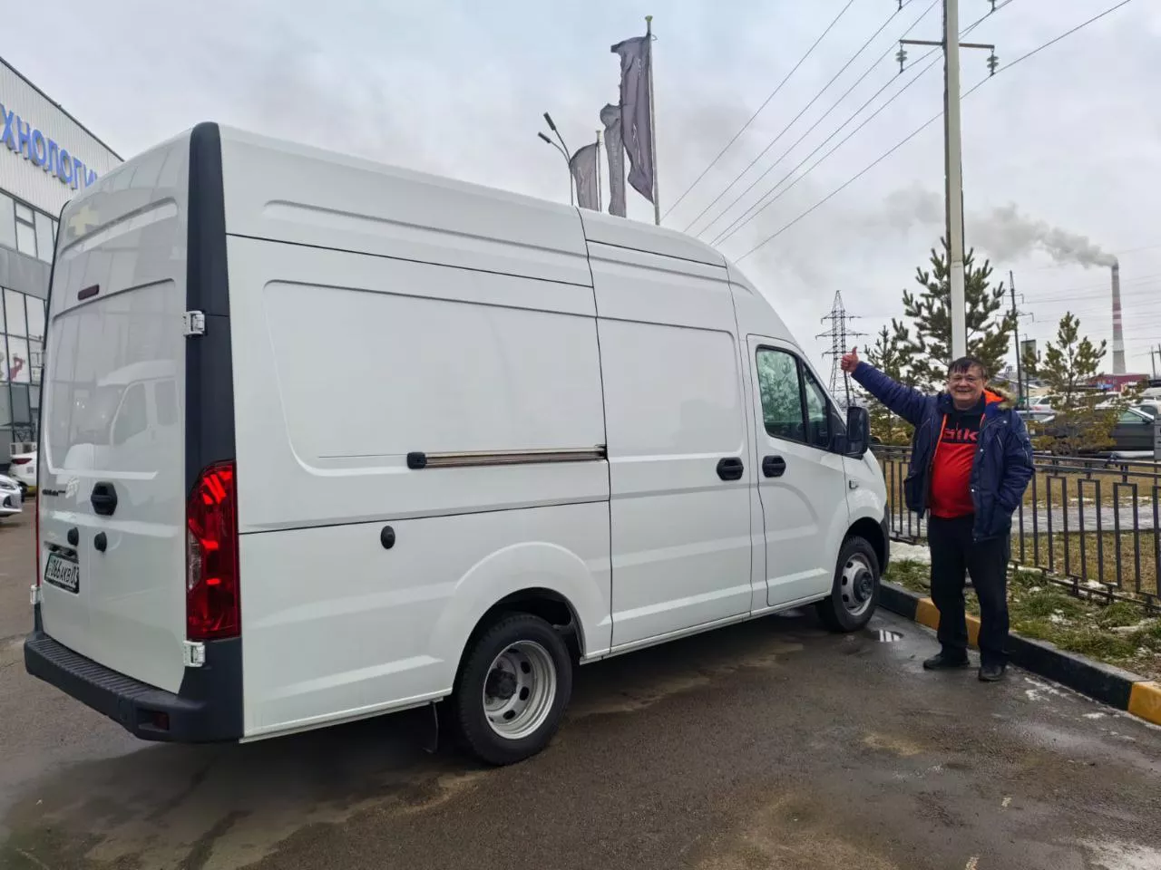 Кәсіпкерлік жол әрдайым оңай бола бермейді. Көптеген жаңадан бастаған кәсіпкерлер сияқты, «Фризоргер» ЖК-нің іске қосылуы да қиындықтармен, күмәнмен және күрделі шешімдер қабылдау қажеттілігімен қатар жүрді. Бастапқыда жоба 2025 жылдың наурыз айында басталады деп жоспарланған еді. Алайда қаржыландырудың жеткіліксіздігі және субсидиялау бағдарламаларының аяқталуына байланысты бизнесті іске асыру уақытша кейінге шегерілді. Күту кезеңінде экономикалық жағдай өзгерді: «Газель» автокөлігінің бағасы өсті, қаржыландыру бойынша пайыздық мөлшерлеме артты. Бұл жағдай қаржылық есептерді қайта қарауды, қосымша жоспарлауды және алдағы қадамдарды мұқият саралауды талап етті. Бұл кезең айтарлықтай сынақ болғанымен, маңызды сабаққа айналды. Ол кәсіпкерлікте мінсіз жағдайды шексіз күтудің дұрыс еместігін көрсетті. Нарық үнемі өзгеріп отырады, мүмкіндіктер пайда болып, жоғалады, ал уақыт шешуші рөл атқарады. Сол кезеңде қалыптасқан басты қорытынды: «Неғұрлым ертерек — соғұрлым жақсы».  Жобаны жүзеге асыруда «Даму» қоры тарапынан көрсетілген қолдаудың маңызы зор болды. Кәсіпкерге пайыздық мөлшерлемені субсидиялау және несие бойынша кепілдік берілді. Компания 2025 жылы «Банк ЦентрКредит» АҚ арқылы «Өрлеу» жеңілдетілген несиелеу бағдарламасы аясында қаржыландыруды алып, соңғы қарыз алушы үшін 12,6% мөлшеріндегі түпкілікті сыйақы мөлшерлемесімен несиеге  алды. Бұл қолдау тек қаржылай көмек қана емес, жоспардан нақты іске көшуге мүмкіндік берген нақты қадам болды.  Алынған қолдаудың нәтижесінде автосалоннан жаңа «Газель Next» автокөлігі сатып алынды. Заманауи әрі сенімді көлік бизнес іргетасына айналды. Жаңа техниканың болуы компанияның бәсекеге қабілеттілігін арттырып, техникалық ақаулар мен тоқтап қалу тәуекелдерін азайтты, сондай-ақ клиенттердің сенімін нығайтты. Бүгінде «Фризоргер» ЖК жүк тасымалдау саласында қызмет көрсетеді. Тапсырыстар арнайы онлайн-платформалар арқылы қабылданады, бұл клиенттерді жедел табуға және көліктің жүктемесін тиімді жоспарлауға мүмкіндік береді. Компания жұмысы жауапкершілік пен кәсібилік қағидаттарына негізделген. Компанияның негізгі ұстанымдары: - жүктің сақталуына толық жауапкершілік; -жеткізу мерзімдерін қатаң сақтау;  -көліктің сенімділігі мен техникалық жарамдылығы; -тапсырысберушілермен адал әрі ашық жұмыс жасау.  Бизнестің жұмыс істеп келе жатқанына небәрі үш ай болса да, алдағы даму үшін берік негіз қаланды. Тұрақты клиенттер шеңбері біртіндеп кеңейіп, серіктестік байланыстар қалыптасуда, іскерлік бедел нығаюда. Дамудағы басты қадам — сенімді көлік сатып алу болды. Дәл осы шешім тұрақты қызметтің және ертеңгі күнге деген сенімділіктің тірегіне айналды. Негізгі мақсат — бәсекелі нарық жағдайында тұрақты жұмыс істеп, дамуға қабілетті сенімді көлік компаниясын қалыптастыру. Бизнесті іске қосу тәжірибесі көрсеткендей, ең қиын қадам — алғашқы шешімді қабылдау. Мінсіз сәтті күтудің қажеті жоқ. Уақытында шешім қабылдап, тәуекелдерді есептеп, қиындықтарға дайын болу маңызды. Әрбір қателік — жеңіліс емес, тәжірибе мен өсудің көзі. «Фризоргер» ЖК тарихы — бір ғана автокөлік пен дер кезінде қабылданған бір шешімнің үлкен кәсіпкерлік жолдың бастамасына айнала алатынының дәлелі. Мекенжайы:  Акмолинская область. г. Кокшетау. Тел.: 87476057168 Эл.почта: frizolya@mail.ru