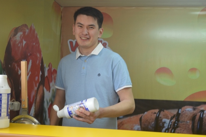 При поддержке Фонда «Даму» предприниматель из Актобе открыл магазин по продаже «гонконгских вафель»