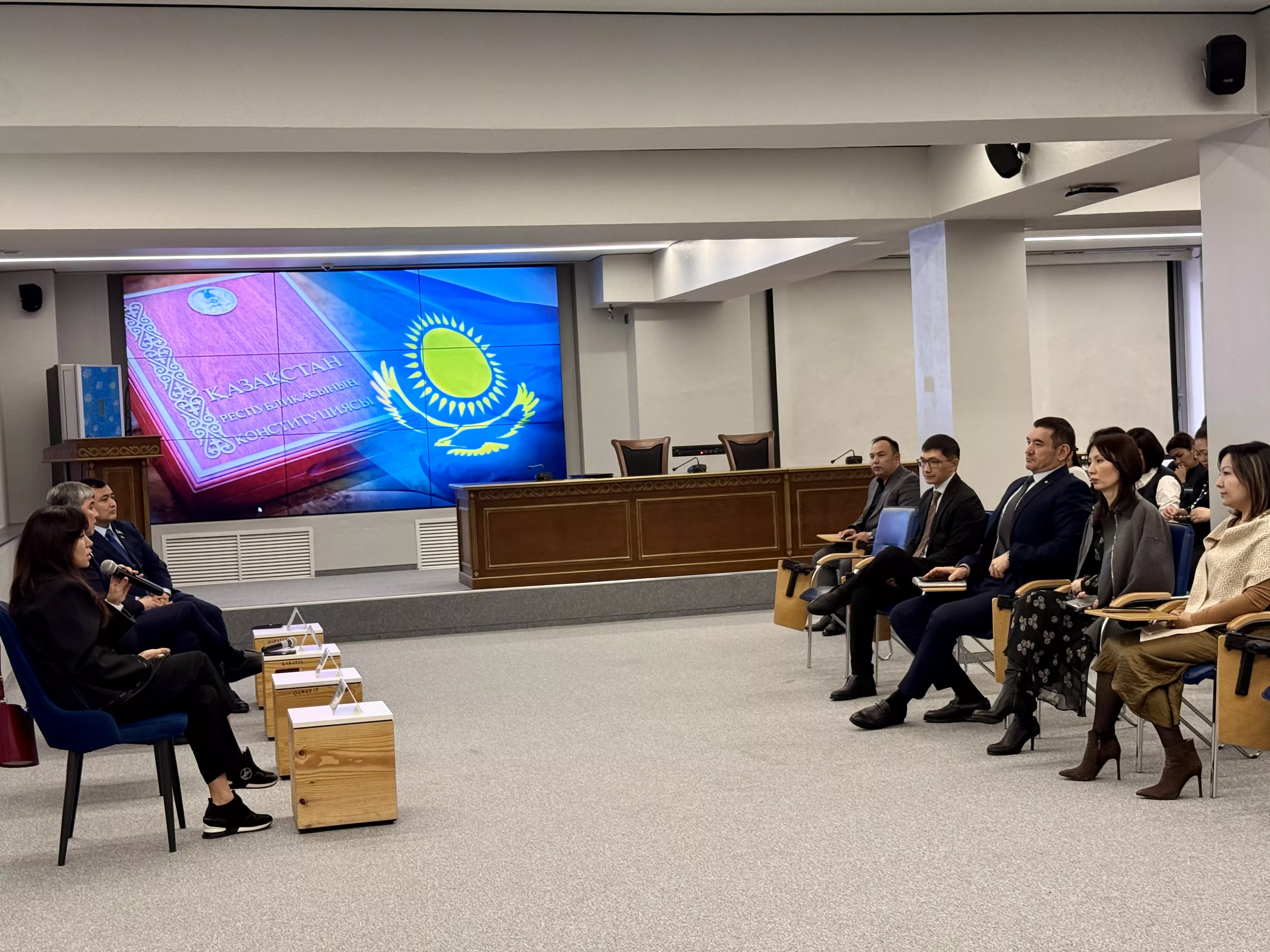 «Даму» кәсіпкерлікті дамыту қорында Басқарма төрағасы Фархат Сәрсекеев ҚР жаңа Конституциясы жобасының ережелерін түсіндіруге арналған кездесу өткізді.